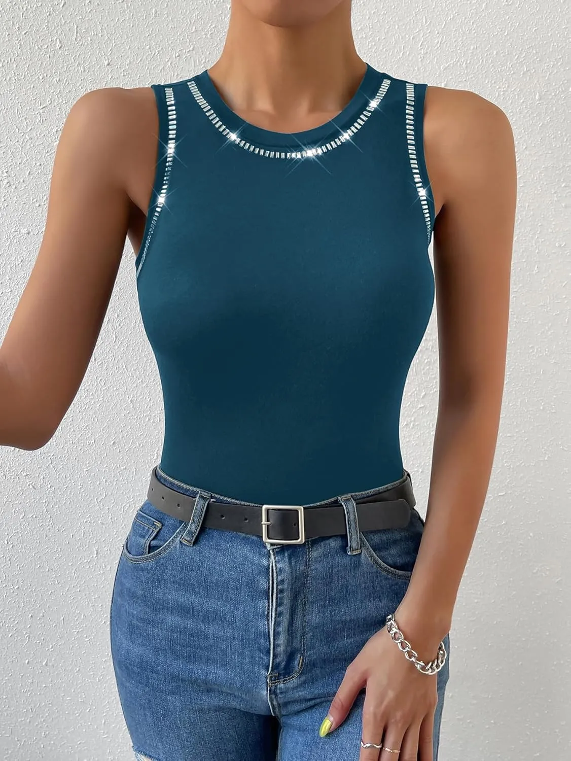 WDIRARA Women's Rhinestone Tank Top Sleeveless Summer Top Round Neck Tank Top